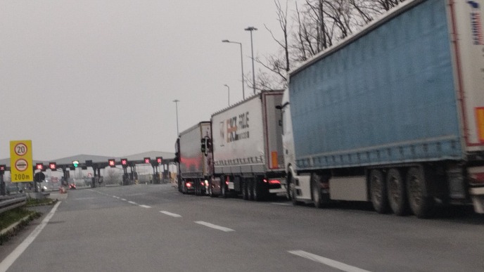 Kamioni čekaju 10 sati